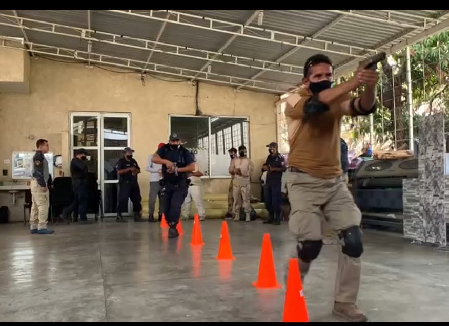 Instructor capacitando